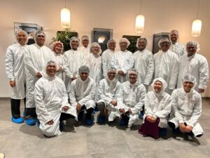 Dekan Fakultas Teknik dan delegasi berbagai PT memasuki Clean Room dengan pakaian khusus saat Kunjungan Industri Infineon Technologies AG