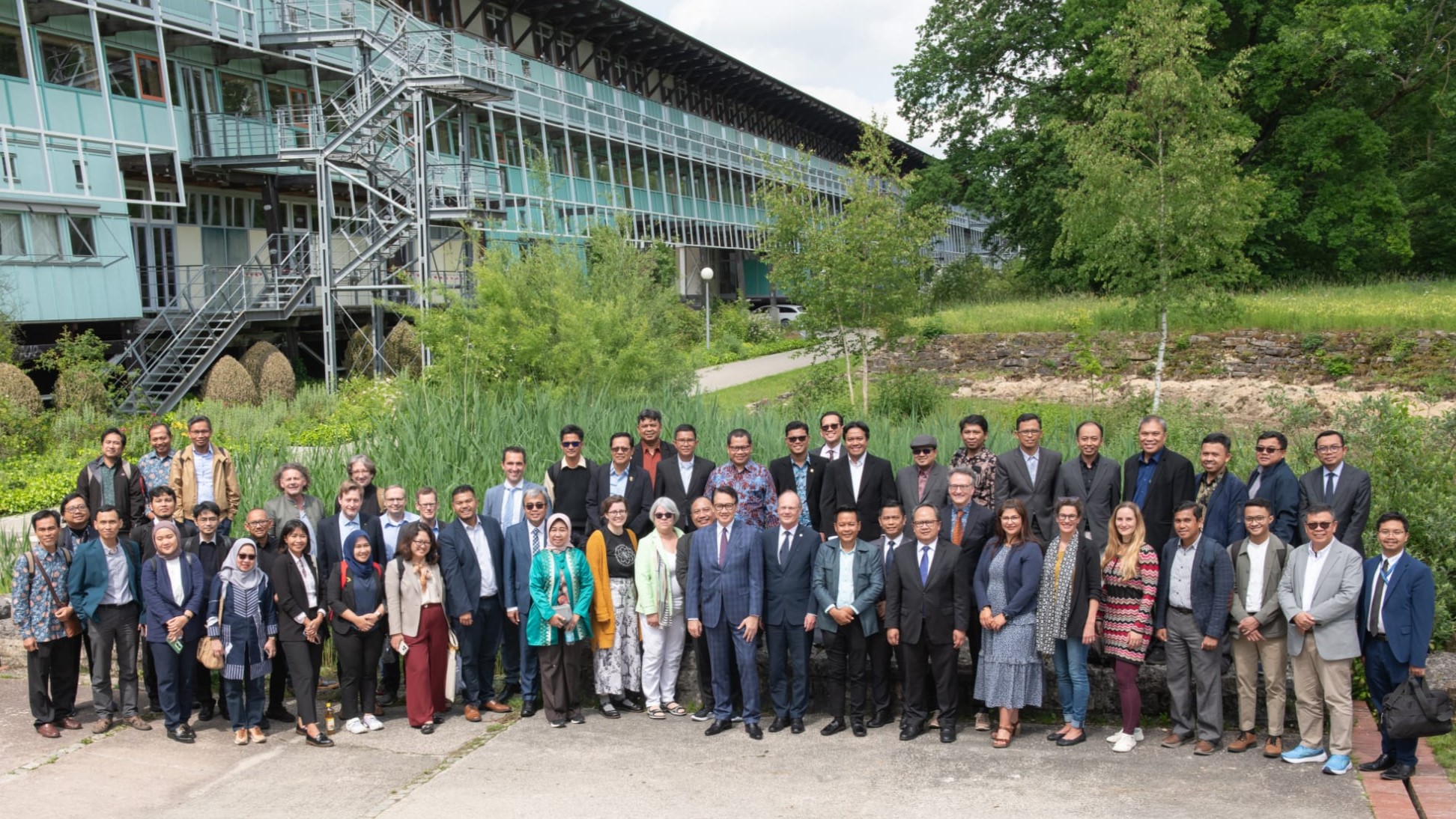 Kunjungan-ke-ULM-Foto-Bersama-Seluruh-Delegasi-dipimpin-Dubes-KBRI-Berlin